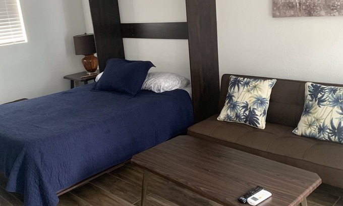 North Long Beach Apartamento | Private and quiet, cozy spot for a getaway. Close to beaches and freeway access