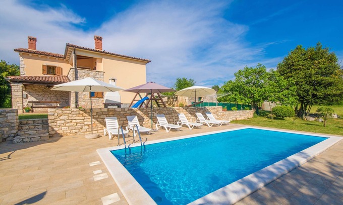 Sumber Villa | Jardín privado y seguro de 5000 m2, piscina, parque infantil, a solo 9 km del mar.