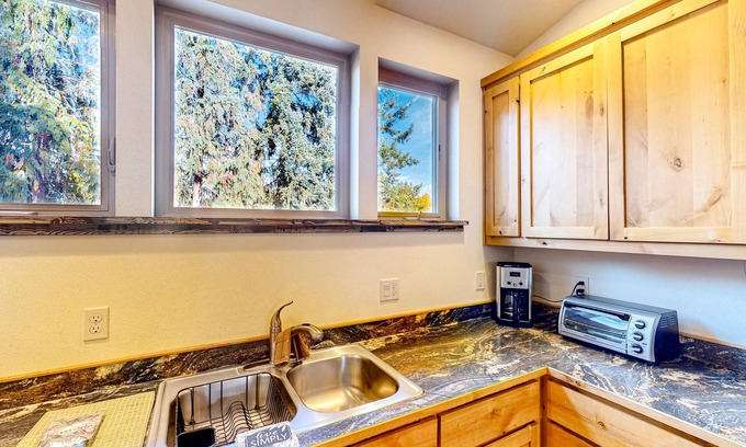 Amazon Apartamento | Private apartment near campus & downtown with private W/D & kitchen