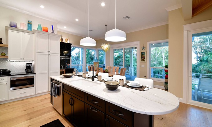 Longbeach Village Casa | Private Art Decorated Home with Rooftop Deck, Pool, and Spa - Arts and Vines