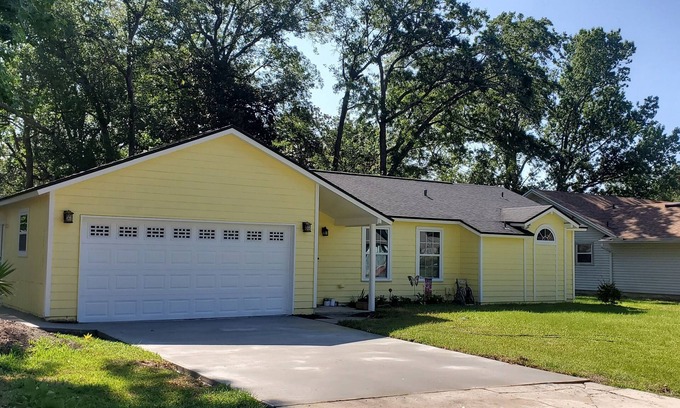 Fleming Island Apartamento | Private attached apartment 1 bed 1bath, kitchenette, liv room, private laundry.