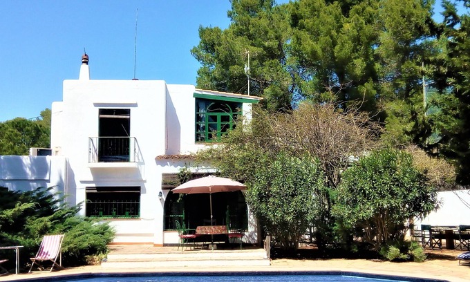 Cala Pada Villa | Oferta de precio: € 300 por semana a € 1,480 del 7 al 31 de octubre. Villa de playa por servicios