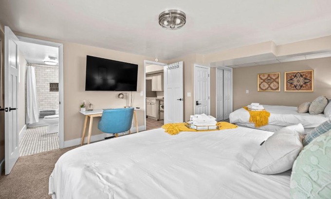 St. Charles Apartamento | Private Basement Retreat