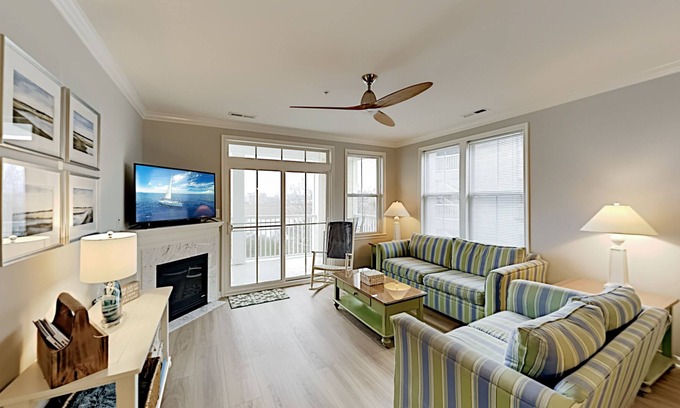 Sunset Island Condominio | Private Bay-View Getaway | Pool, Pier & Docks | Walk to Dining, Shops & Beach