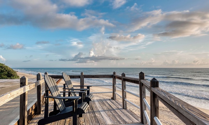 New Melbourne Beach Casa | Nuevo listado - Acceso privado a la playa - Frente al mar directo