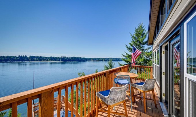 Olympia Casa | Private Beach at Waterfront Harstine Island Escape
