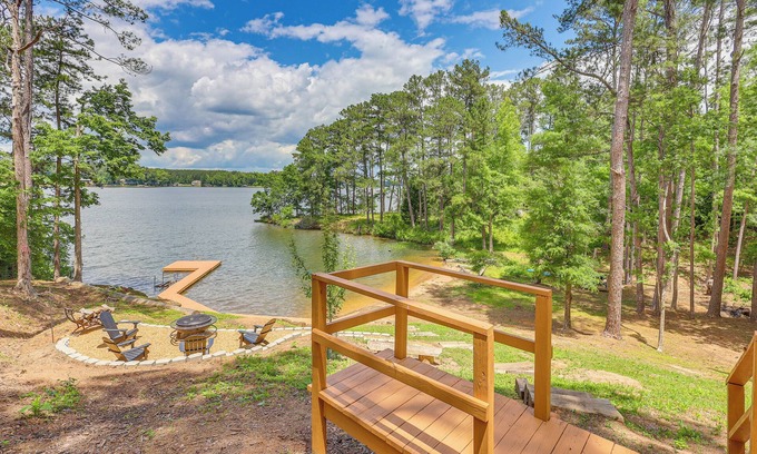 Milledgeville Cabina | Lakefront Sparta Cabin w/ Private Beach & Dock!