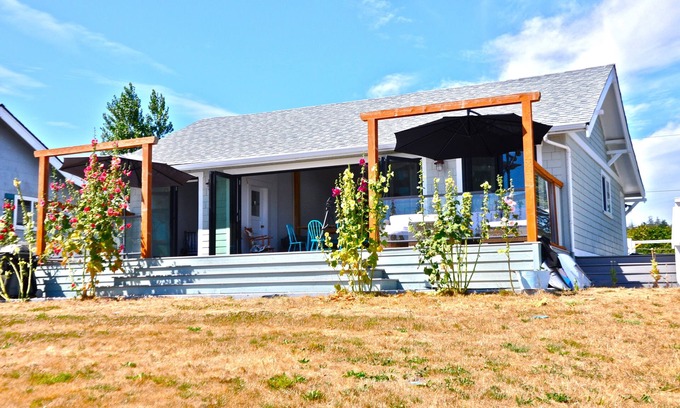Point Roberts Casa | Playa privada, cabaña totalmente renovada, 50 pies de frente al mar en South Beach!