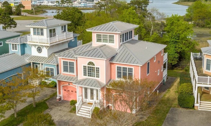 Cape Charles Casa | Private Beach Getaway: close to town, shopping, restaurants, pool & tennis