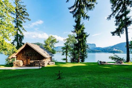 Bled Apartamento | Private beach house on Lake Bled