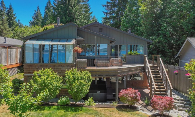 Poulsbo Casa | Private Beach in Little Norway, Hot Tub, 4000 sqft nad more!