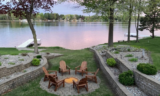 Nekoosa Casa | Private beach/Lakefront Getaway on Lake Camelot