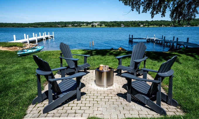 Lake Geneva Casa | Lake Geneva Home con playa privada, muelle, fogata frente al lago, golf | ¡Tiempos divertidos!