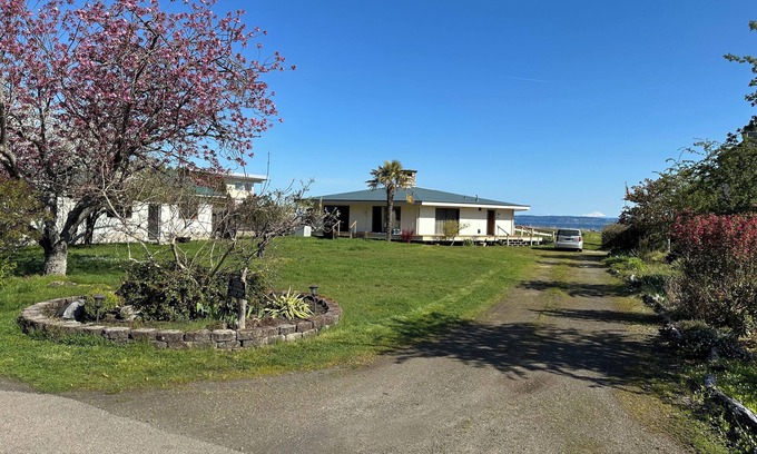 Kingston Casa | Private Beach, Pool, and Amazing Puget Sound and Cascade Mountain Views