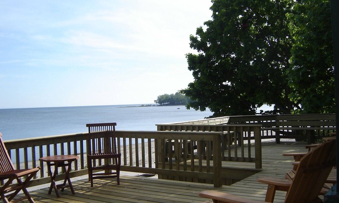 Fort Erie Casa | Private Beachfront Home on shores of Lake Erie