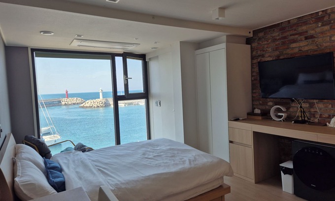 Downtown Apartamento | Private Beautiful Ocean Harbor next to Dodu beach in Jeju with AC, WiFi
