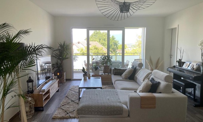 Le Grand-Saconnex Casa | Private Bedroom and Bathroom in shared appartment