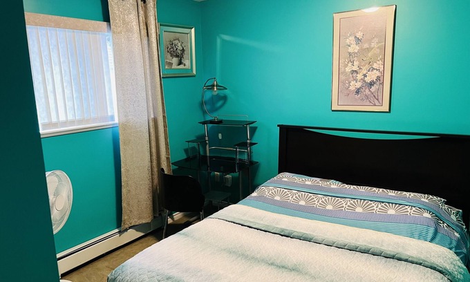 Fleetwood Casa | Private Bedroom Rm C /Shared bathroom .
