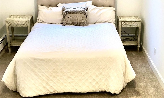 Dix Hills Apartamento | Private bedroom & living rm/kitchenette w/ desk and use of pool