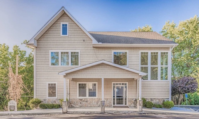 Danbury Apartamento | Private Bedroom with Private Bathroom