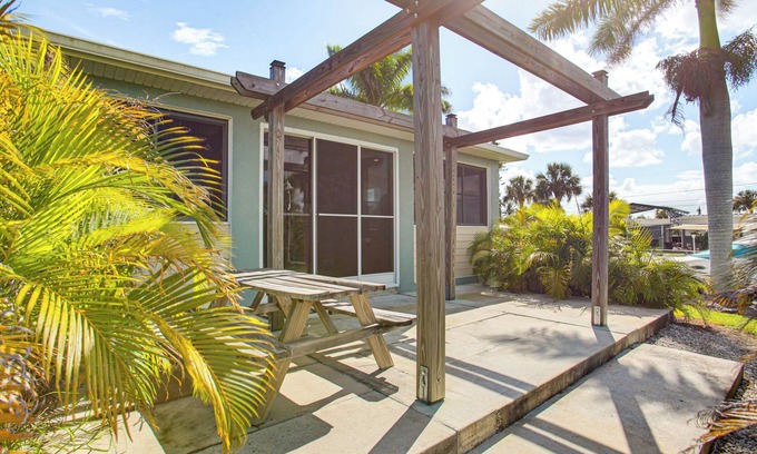El Jobean Apartamento | Private Boat Dock: Canal-Front Port Charlotte Gem