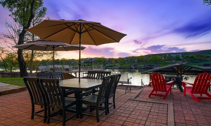 Burnet Casa | Private Boat Launch | Lakefront | Putting Green | Dogs Welcome