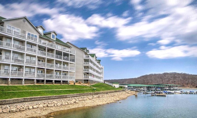 Osage Beach Apartamento | Private Boat Slip Lake-View Osage Beach Getaway!