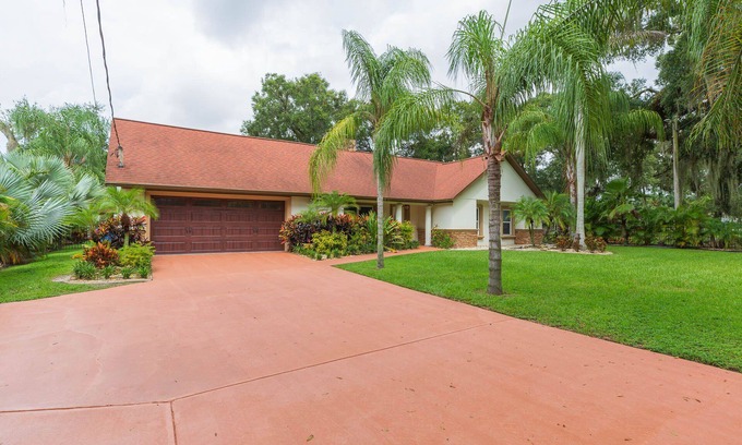 Limona Improvement Casa | Private Brandon Oasis Family home w/ Full outdoor kitchen & Bar+ Game room