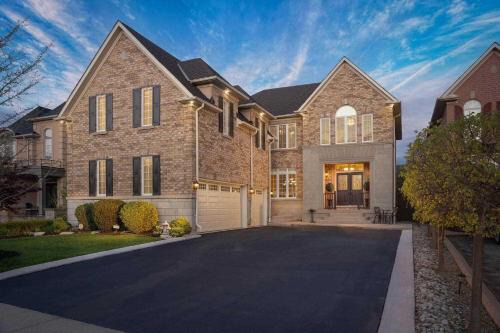 Brampton Casa | Private Bright Coach House - Near Pearson Airport & Downtown Toronto