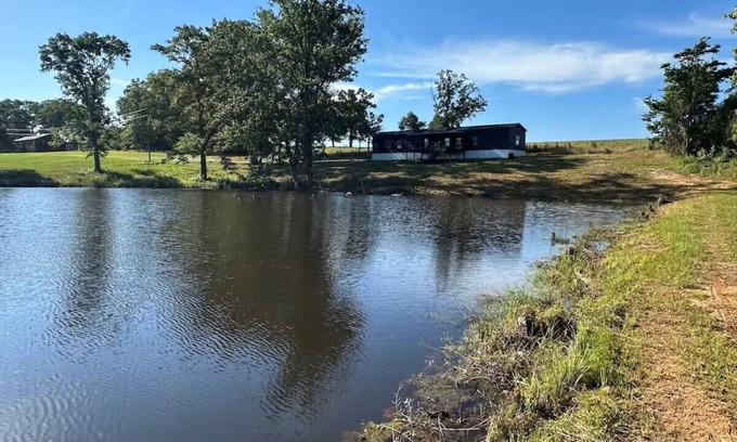 Clopton Cabina | Private Cabin, 3 Bed Rooms, 2 Bath, nestled in the woods on a spring fed pond!!!