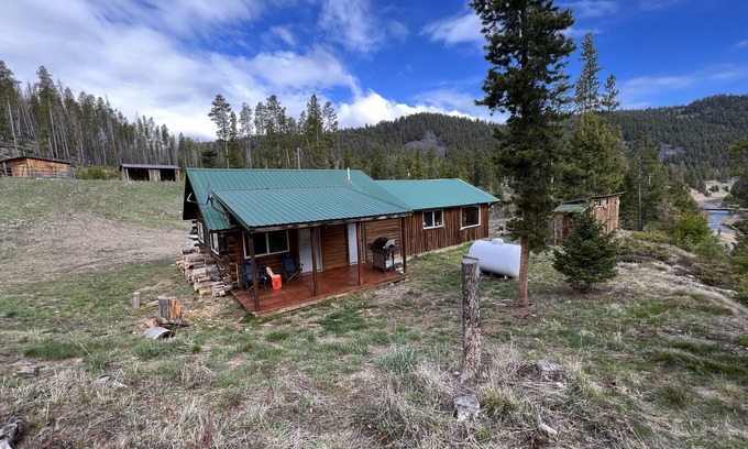 Powell County Cabina | Private cabin bordering national forest