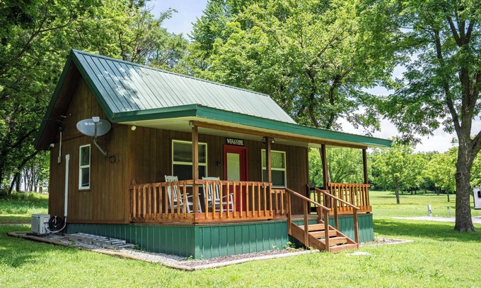 Grove Cabina | Private Cabin by Pond