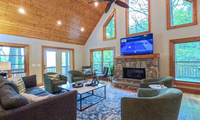 Dillard Cabina | Private Cabin Getaway w/ Fireplace, View & Games 🏔️⛳️