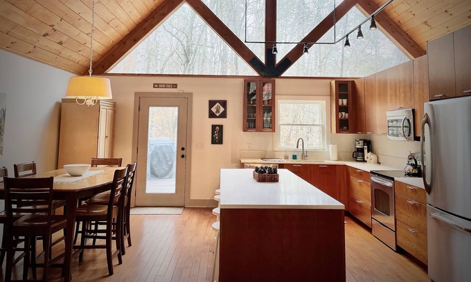 Vein Mountain Cabina | Private Cabin in the Woods - Relax by the Creek!