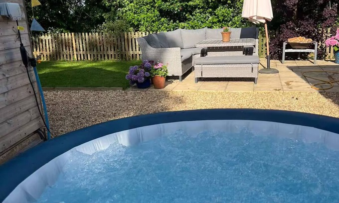 Bromham Cabina | Private Cabin near Bath & Longleat with hot tub for relaxing getaway