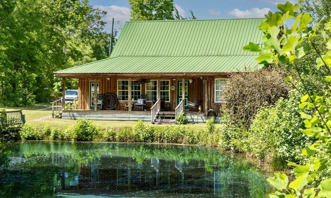 Jesup Cabina | Private Cabin on 40 acres! Fish-Hunt-Dog Friendly 2 Ponds, Fireplace, Secluded
