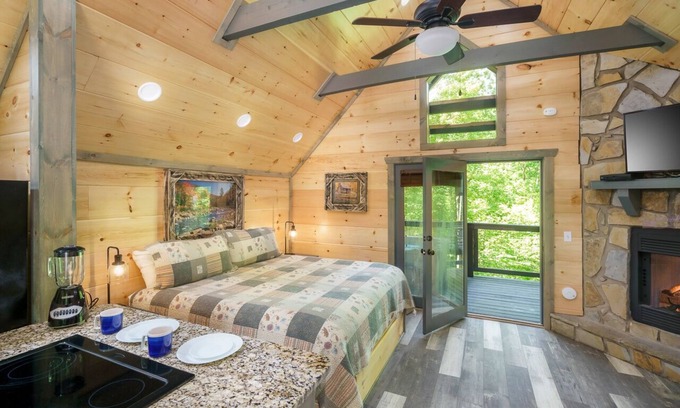 Pittman Center Cabina | Private Cabin w/ Modern Amenities, Cozy Couple Getaway