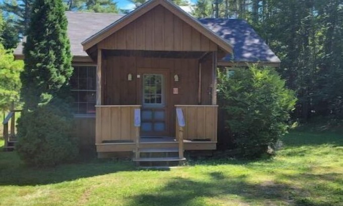 Wolfeboro Cabina | Private Cabin with access to Rust Pond Ferris
