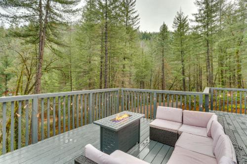 Lakehead Casa | Private Cabin with Forest Views and Grill in Lakehead!