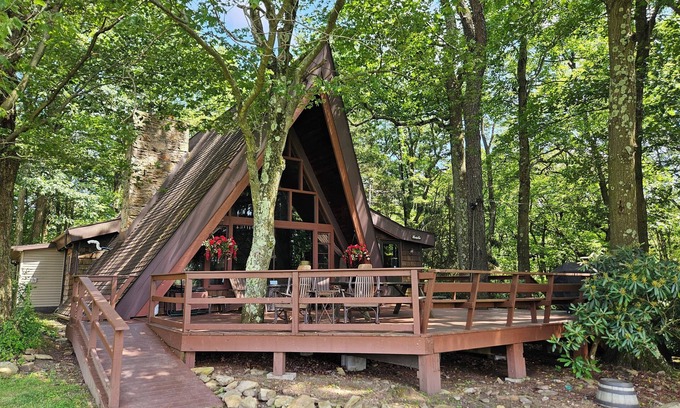 Jones Mills Chalet De Esquí | Cabaña rústica cerca de 7 Springs - Privado - Lago - 10 acres - ¡Increíble, solo mire!