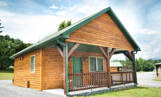 Flintstone Chalet De Esquí | Private cabin with two full beds. ADA accessible.