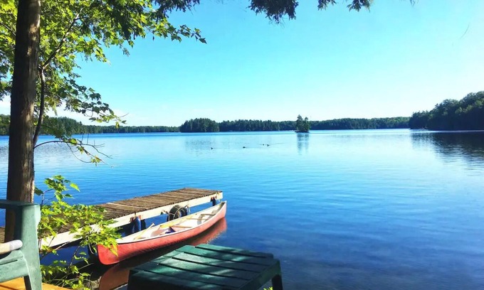 Parham Cabaña | Private cedar island cottage. Amazing big lake views.
