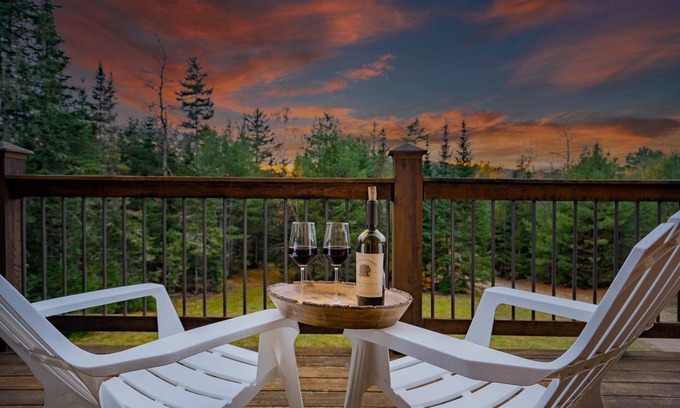 Rumford Center Chalet De Esquí | Private Chalet/Hottub/Firepit/View/Game room/Sleeps 12/Close to Sunday River