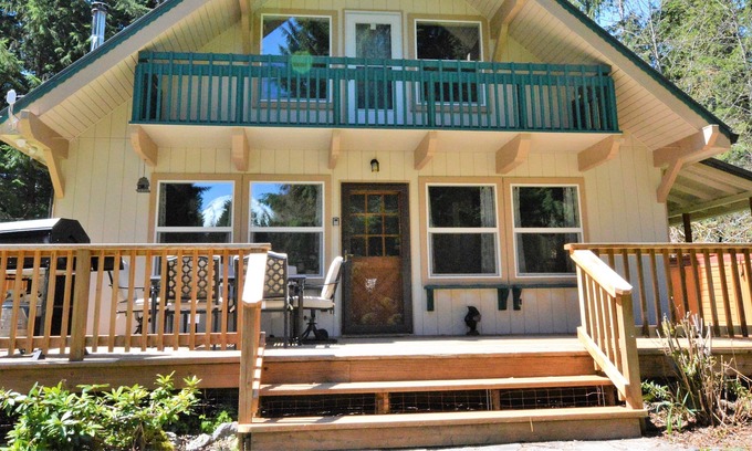 Rhododendron Chalet De Esquí | Chalet privado con bañera de hidromasaje, WIFI, barbacoa, fogata al aire libre. A minutos de la autopista.