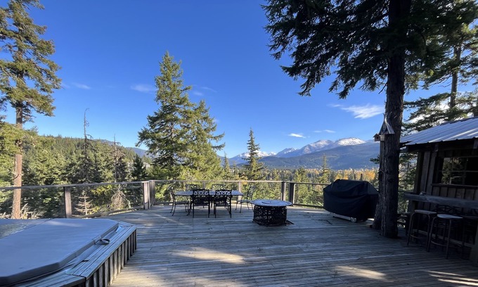 Blueberry Hill Chalet De Esquí | Private Chalet with amazing view and hot tub-20min walk to Whistler Village.