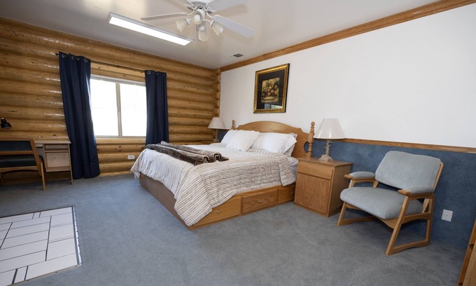 Hot Springs Cabina | Private Chamber in Rustic Cabin - Room 227