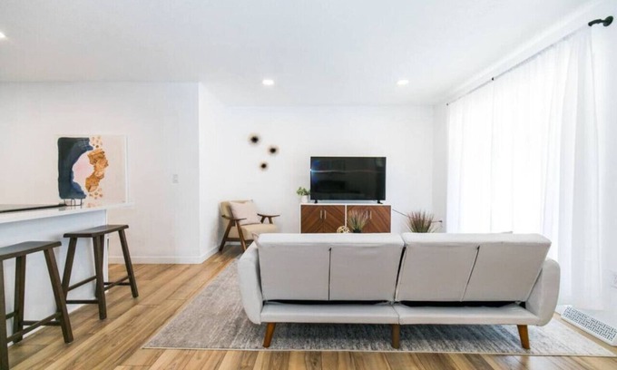 Berkley Apartamento | Private Chic 2br | 10 min to Downtown| Fast Wifi