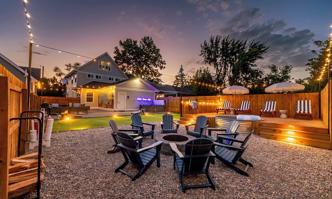 Windsor Park Casa | Private Cinema + Cowboy Pool, Putt Putt, Arcade