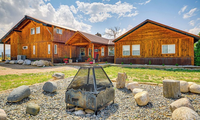 Clark Cabina | Private Powell Ranch Cabin w/ Mountain Views!