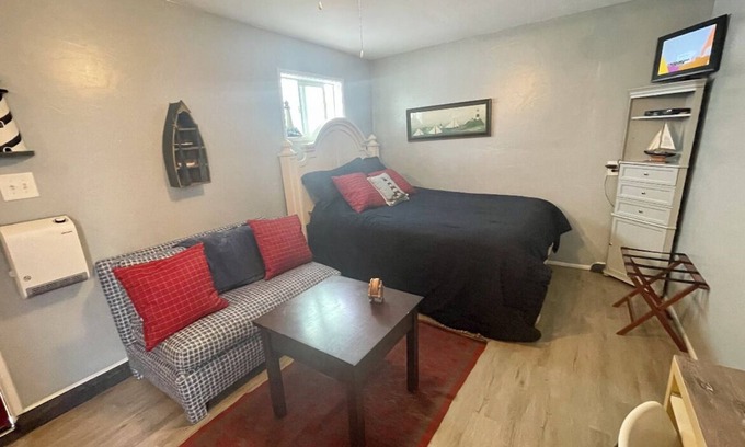 Roseville - Fleet Ridge Apartamento | Efficiency Unit 1 Mile from Airport and Next to Grocery Store